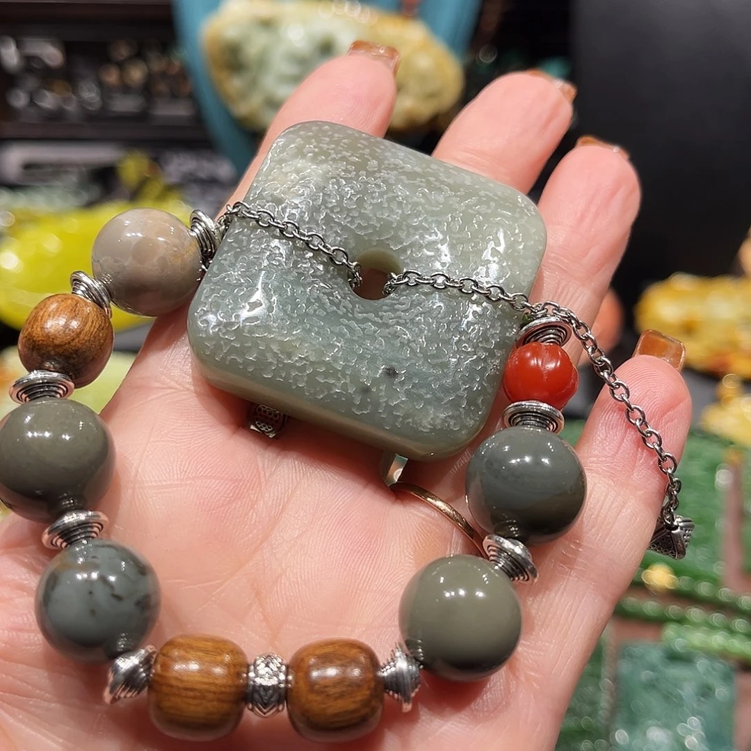 未镶嵌岫玉颈饰吊坠