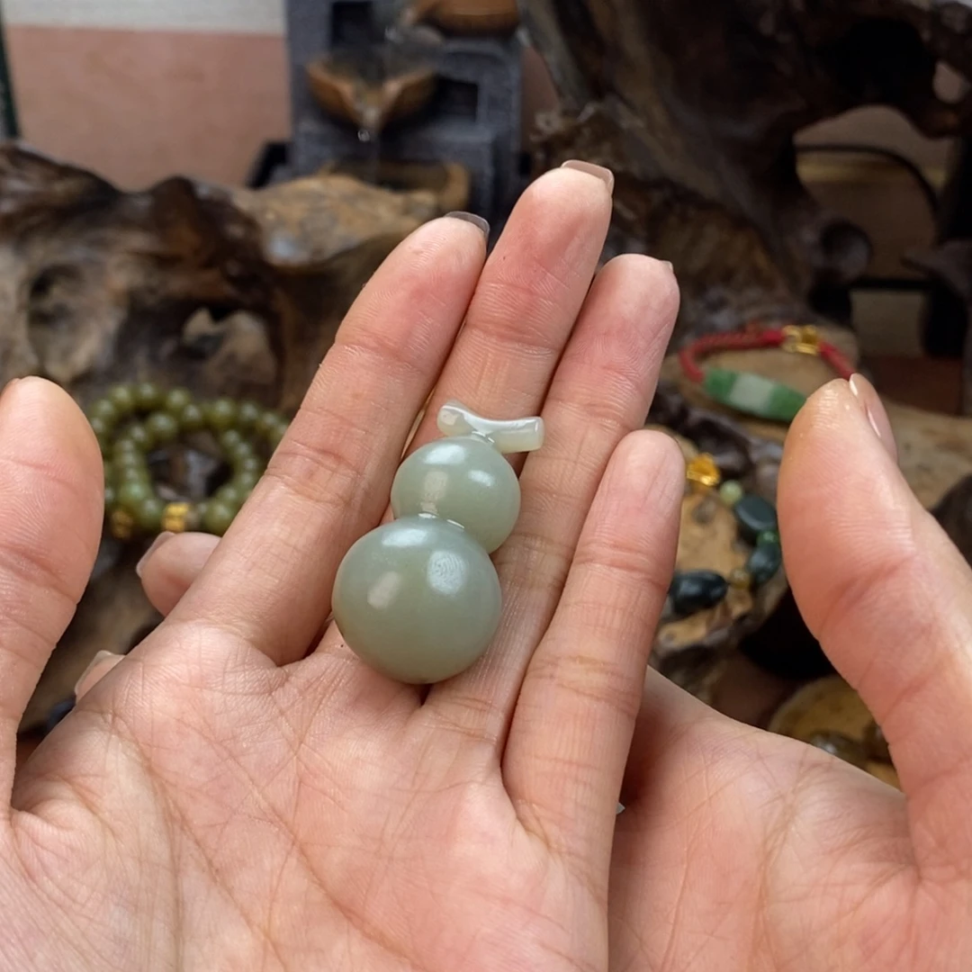 小****和田玉未镶嵌颈饰