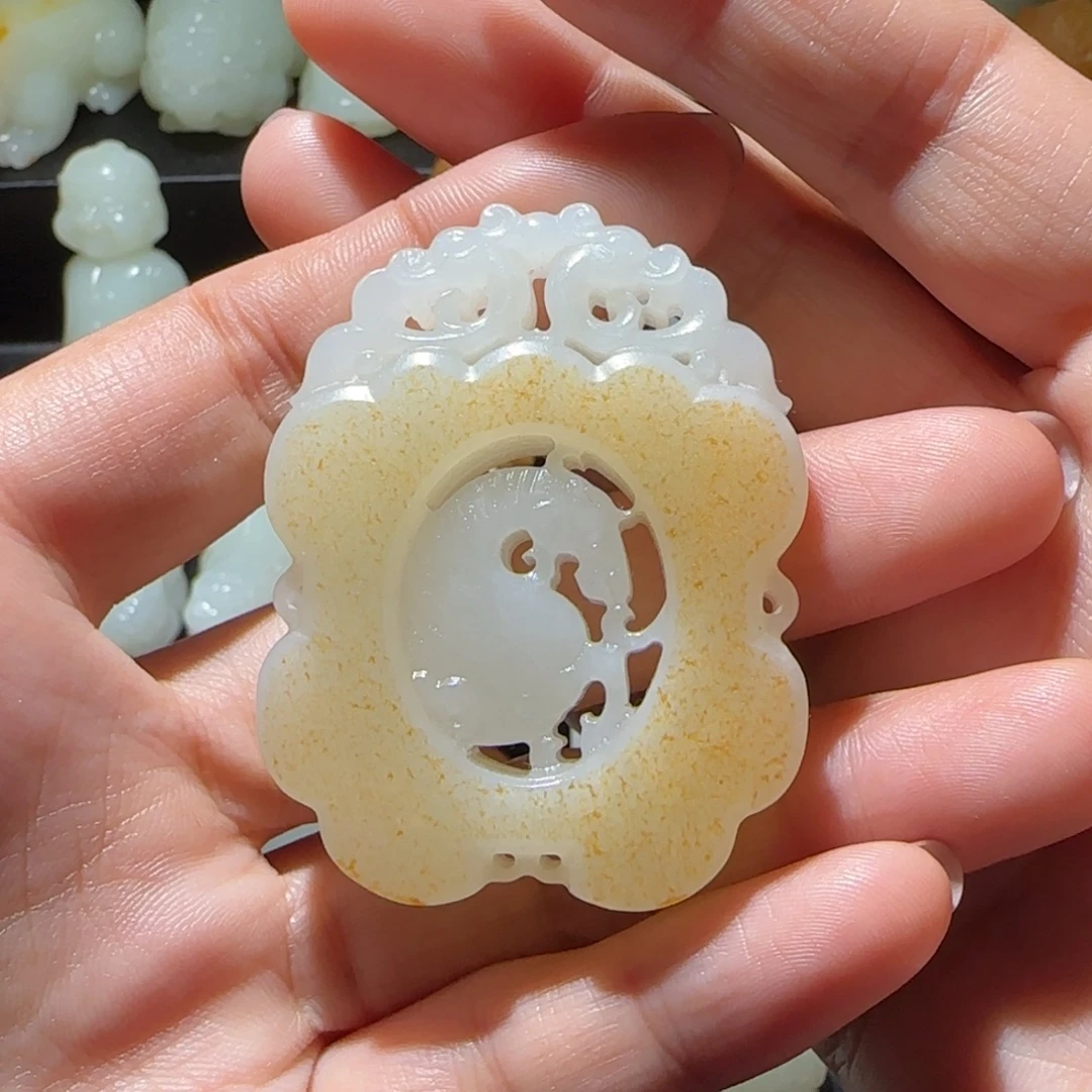 夏***天和田玉未镶嵌颈饰