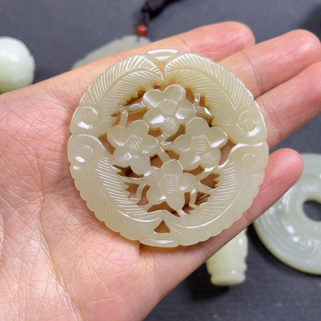 往***风和田玉未镶嵌颈饰