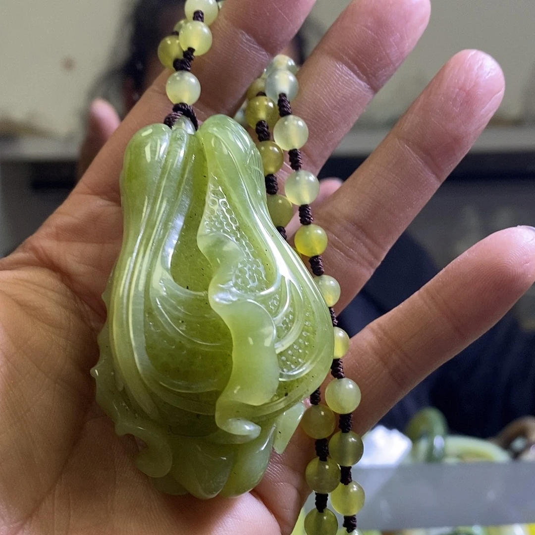 岫玉未镶嵌颈饰一个