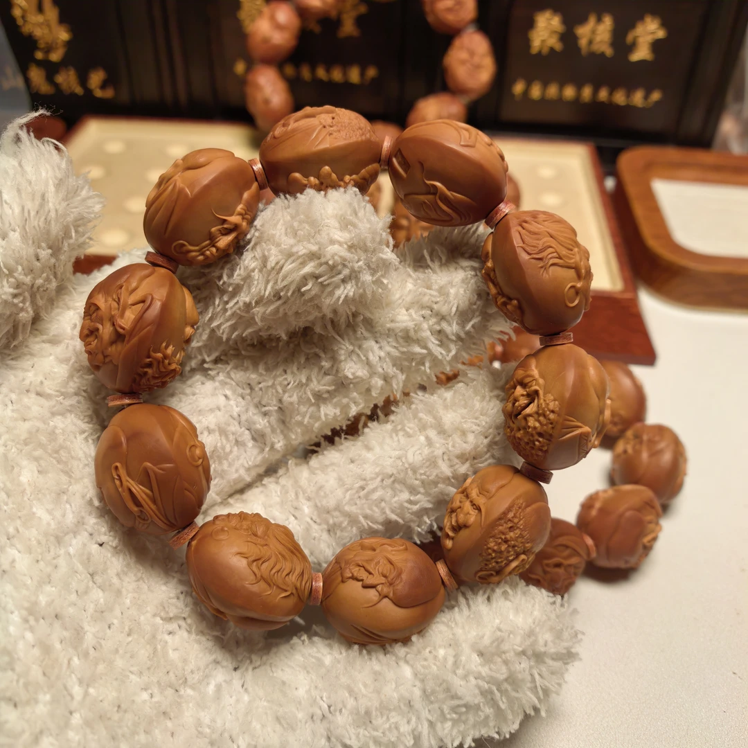 双面罗汉橄榄核雕