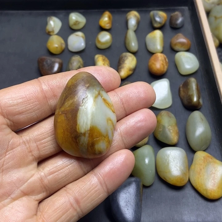 蝎***子和田玉（糖玉）未镶嵌珠宝奇石