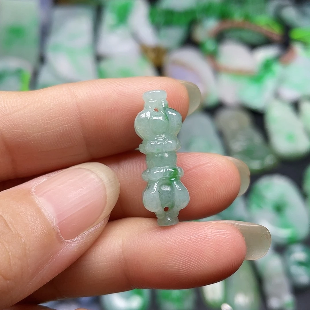 翡翠未镶嵌颈饰飞**天翡翠吊坠