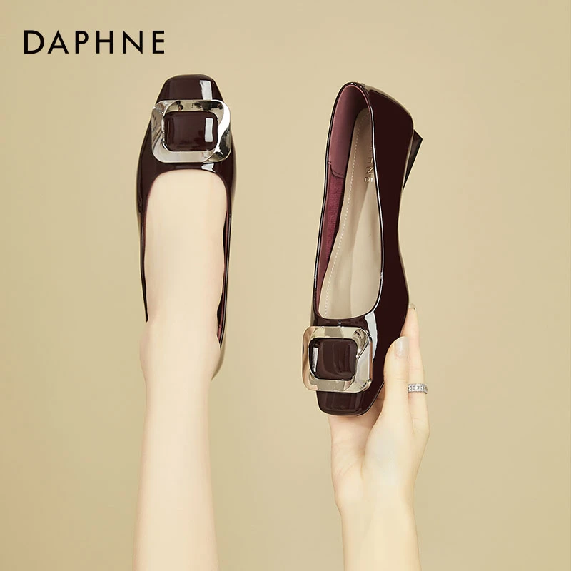 达芙妮漆皮方扣单鞋女夏季2025新款软底瓢鞋不累脚浅口粗跟低跟鞋