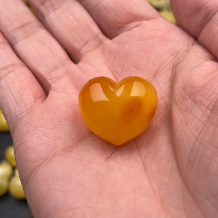 琥珀未镶嵌颈饰如图