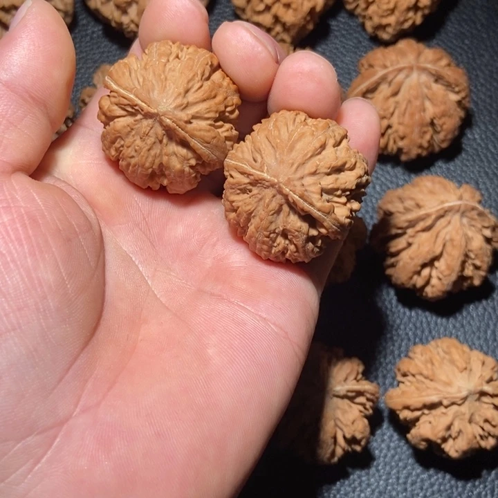文玩核桃吊坠秦岭野生文玩核桃