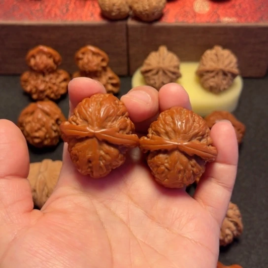 文玩核桃吊坠白狮子