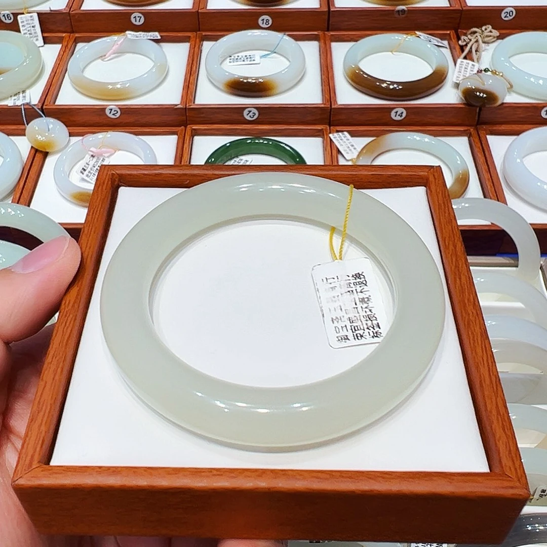 和田玉未镶嵌手镯蜂蜜水