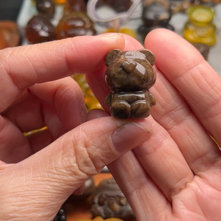 琥珀未镶嵌颈饰熊