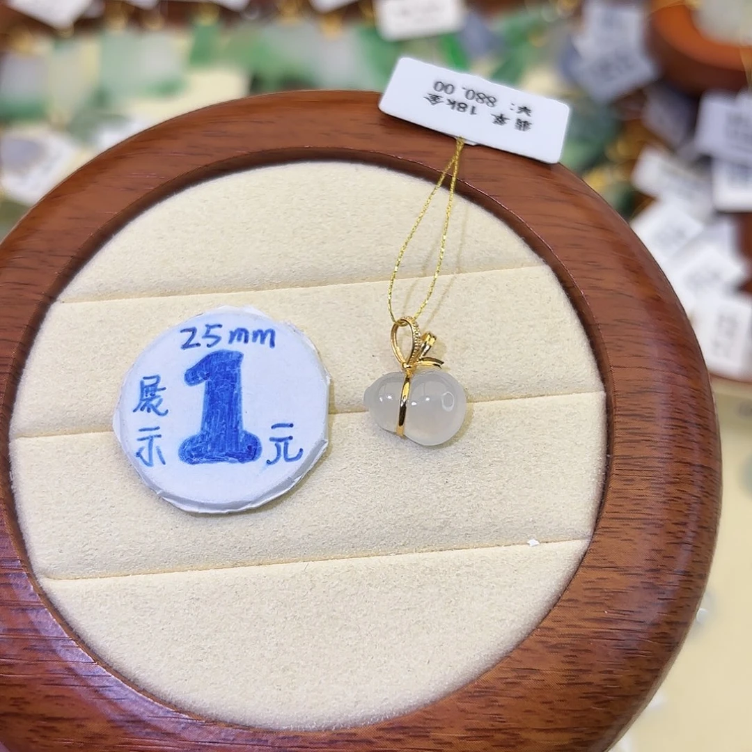 小***子颈饰18K金镶嵌翡翠翡翠葫芦