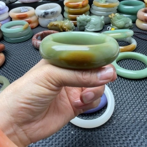 石英岩玉未镶嵌手镯