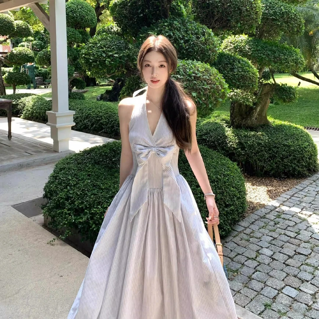 人间梦露 法式鱼骨束型露背挂脖V领连衣裙女高级感收腰蝴蝶结长裙