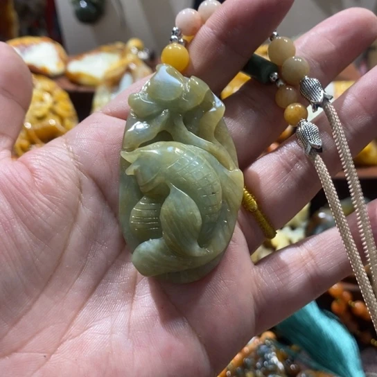 蛇纹石玉未镶嵌颈饰