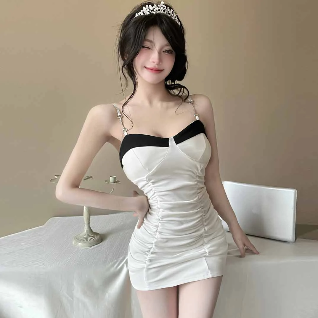 法式显瘦性感一字肩吊带连衣裙女气质小众纯欲紧身褶皱收腰包臀裙