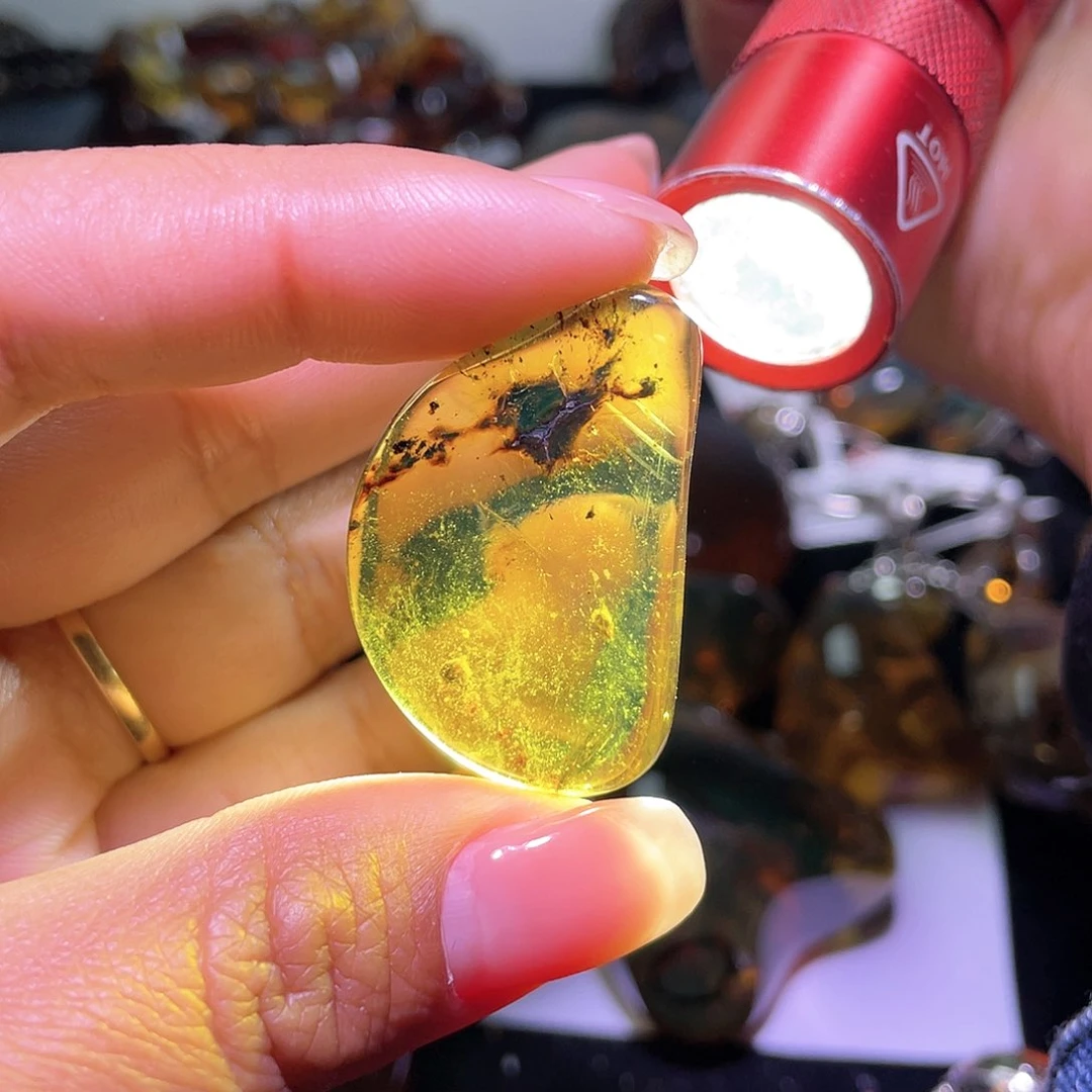 琥珀裸石未镶嵌。