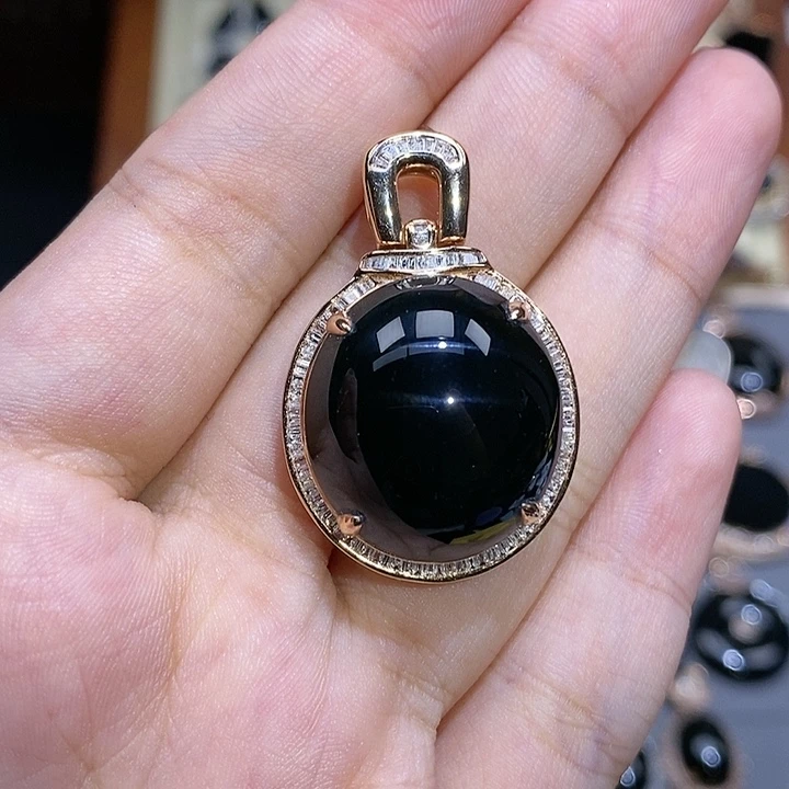 翡翠18K金镶嵌颈饰?****蛋面