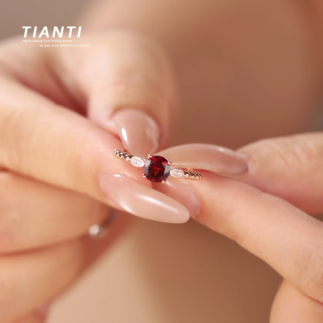 TIANTI/天缇青羽 6MM 天然石榴石戒指S925银镀玫瑰金色-滚珠边款