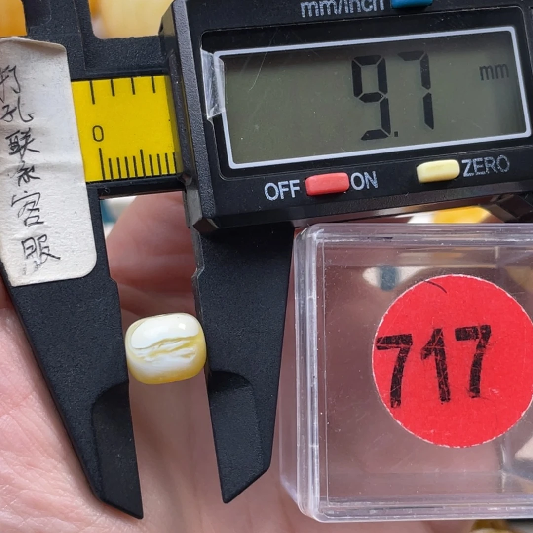 蜜蜡未镶嵌珠宝奇石