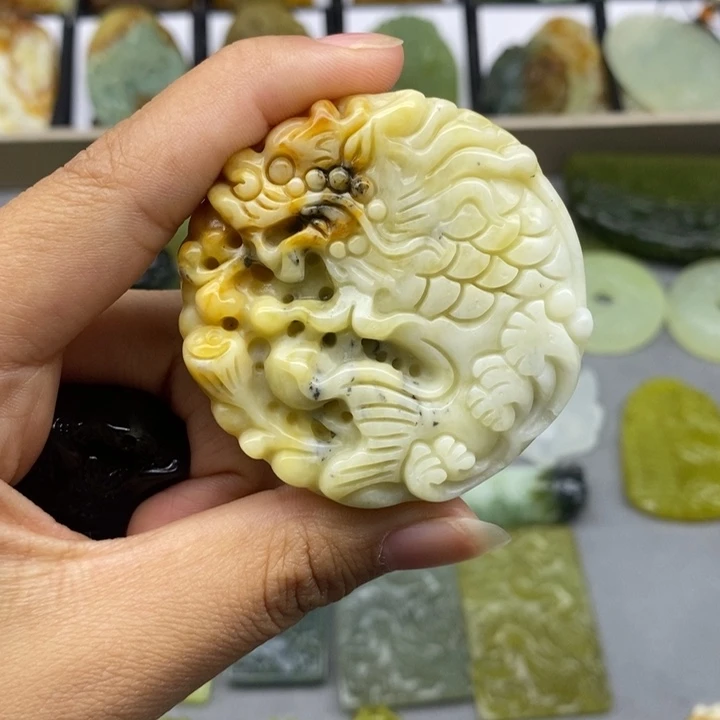 郭***）蛇纹石玉未镶嵌颈饰