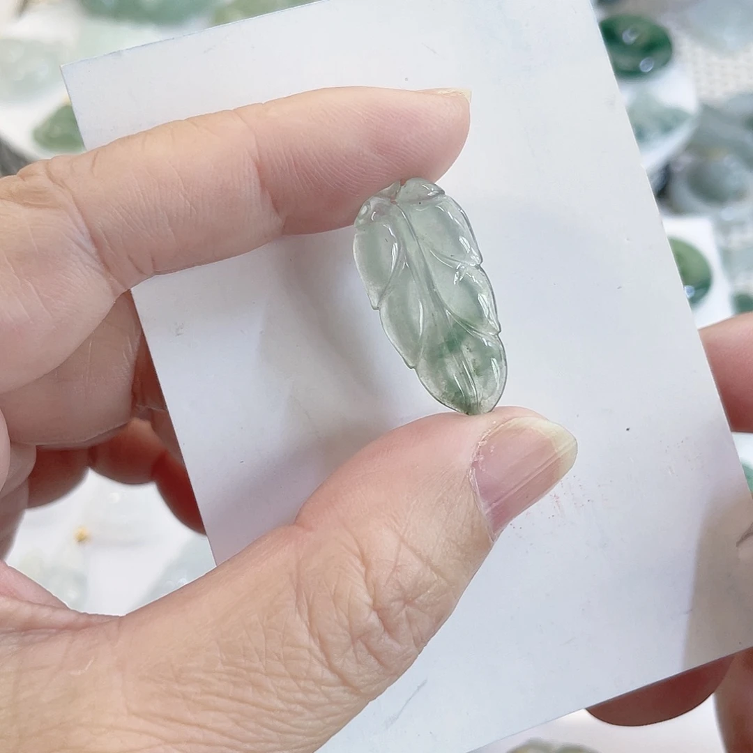 翡翠未镶嵌颈饰冰叶子