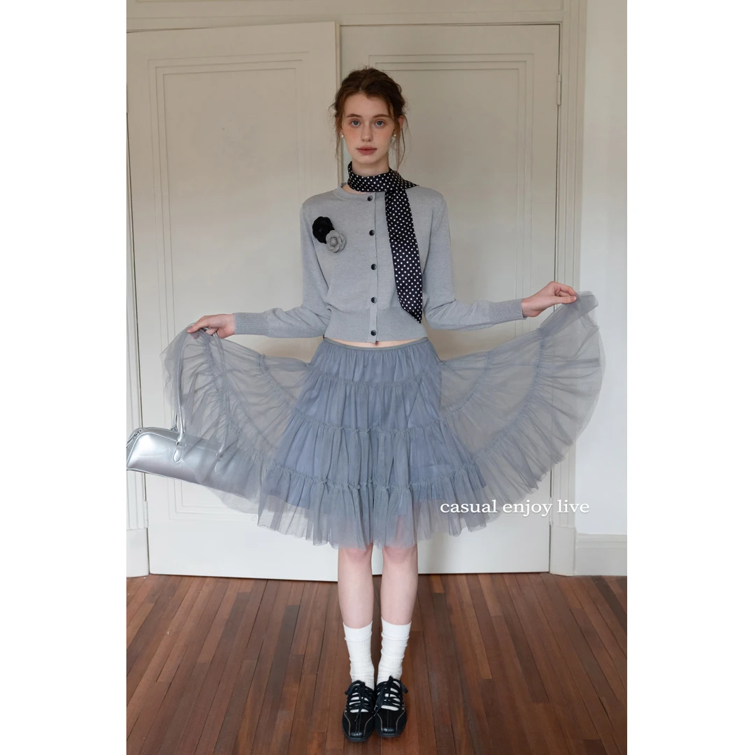 EGGKA “配胸针”圆领针织开衫收腰短气质温柔灰色上衣E25A8014BK