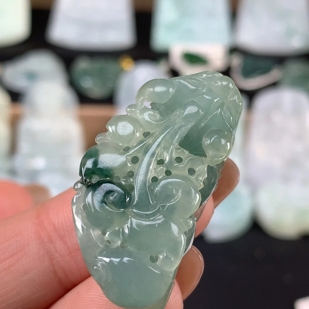 翡翠未镶嵌颈饰貔貅