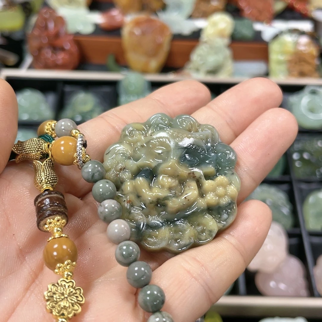 蛇纹石玉颈饰合金