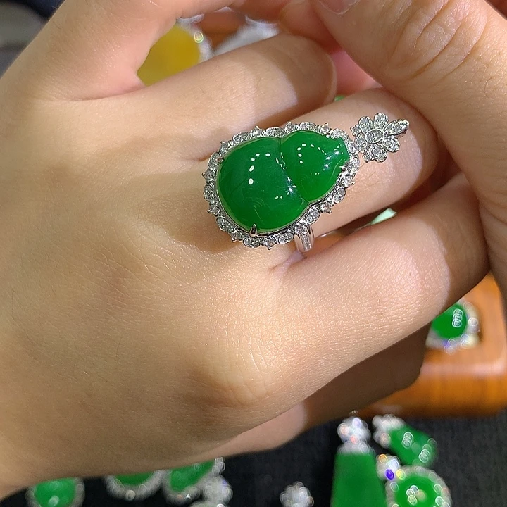 翡翠18K金镶嵌颈饰葫芦两用