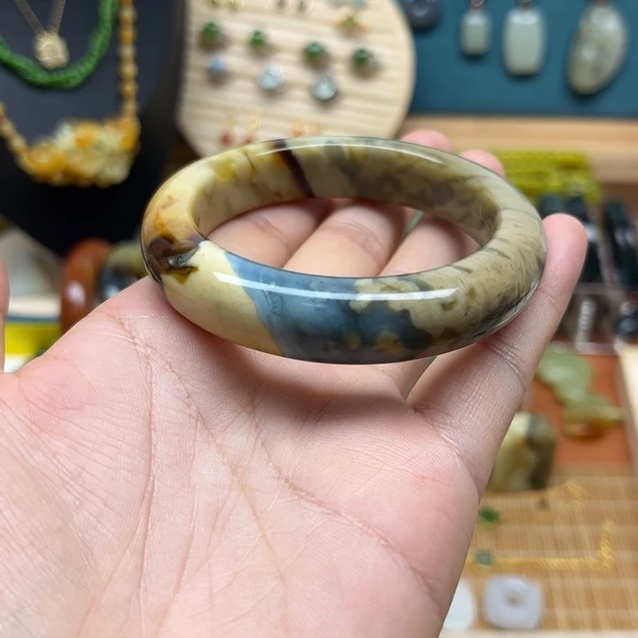 蛇纹石玉未镶嵌手镯