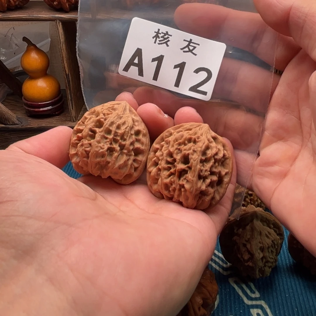 文玩核桃吊坠野牛