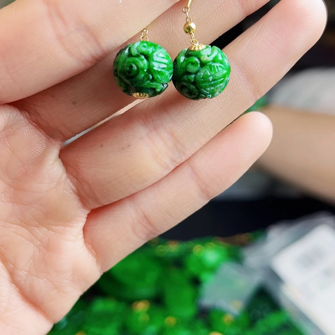 颈饰18K金镶嵌翡翠多样性