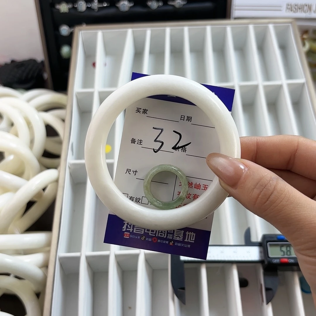 蛇纹石玉手镯未镶嵌?****