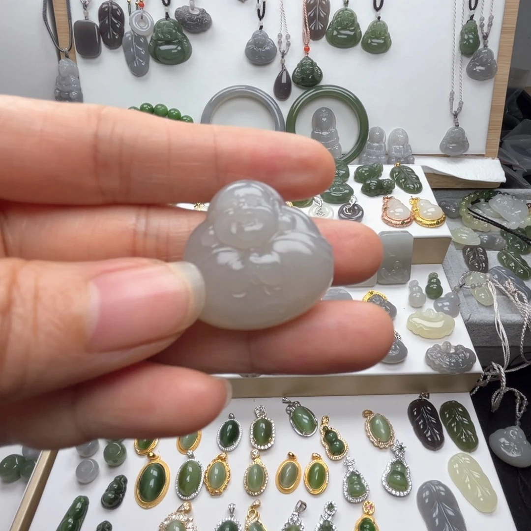 和田玉颈饰未镶嵌猫**猪