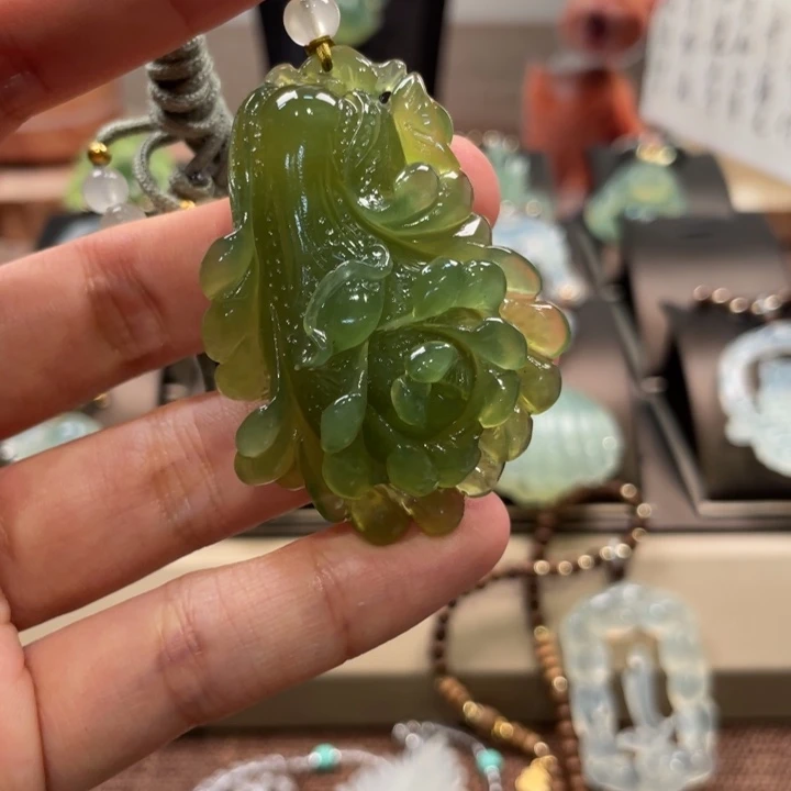 蛇纹石玉未镶嵌颈饰