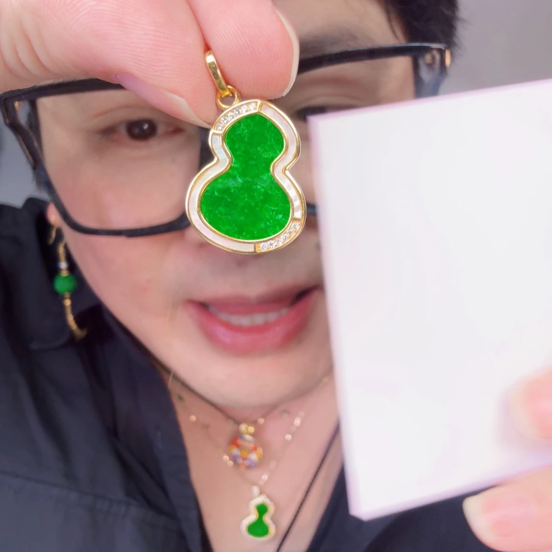 翡翠未镶嵌颈饰一件