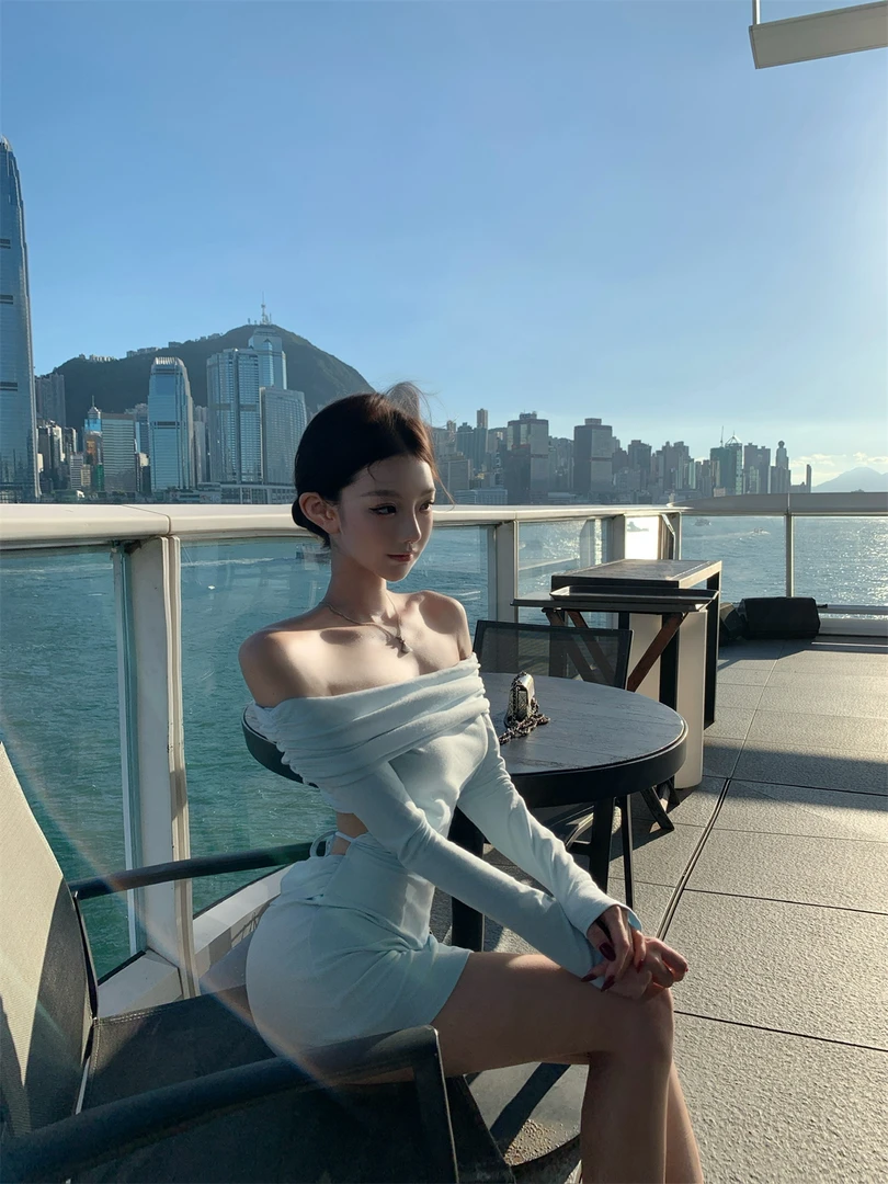 2025秋季新款高级感一字肩抹胸连衣裙女气质纯欲性感露腰绑带短裙