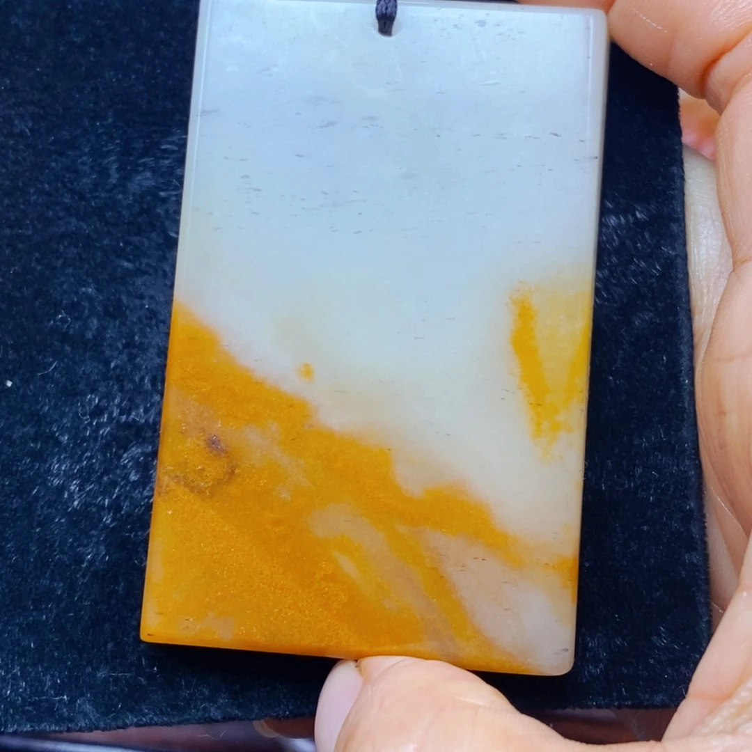 未镶嵌石英质玉（黄龙玉）颈饰