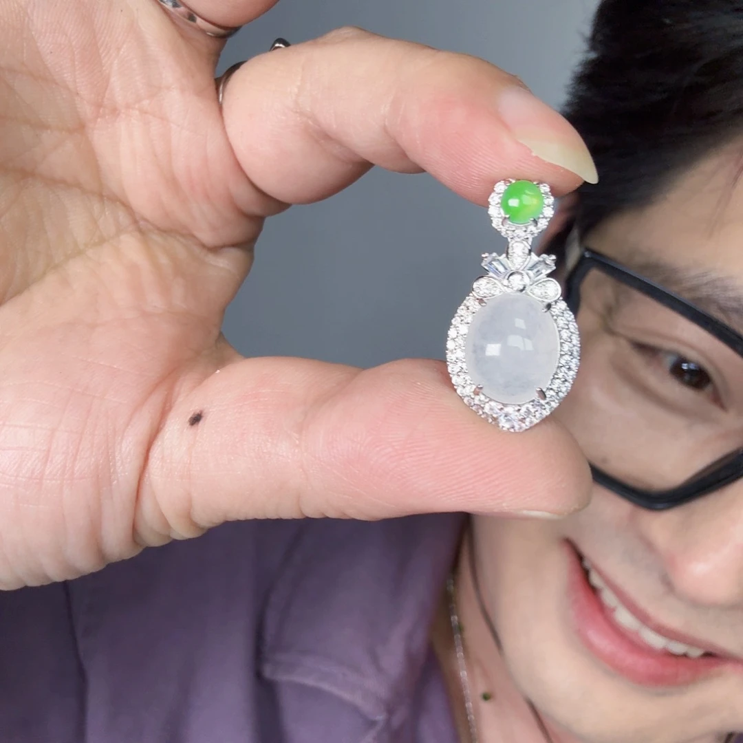 翡翠未镶嵌颈饰一件