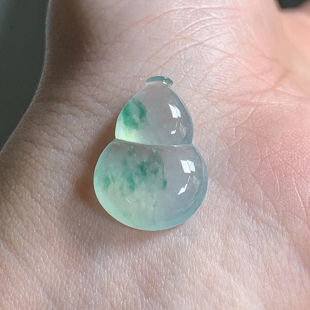 天然缅甸翡翠A货飘花葫芦裸石，尺寸19.1*13.7*4.4