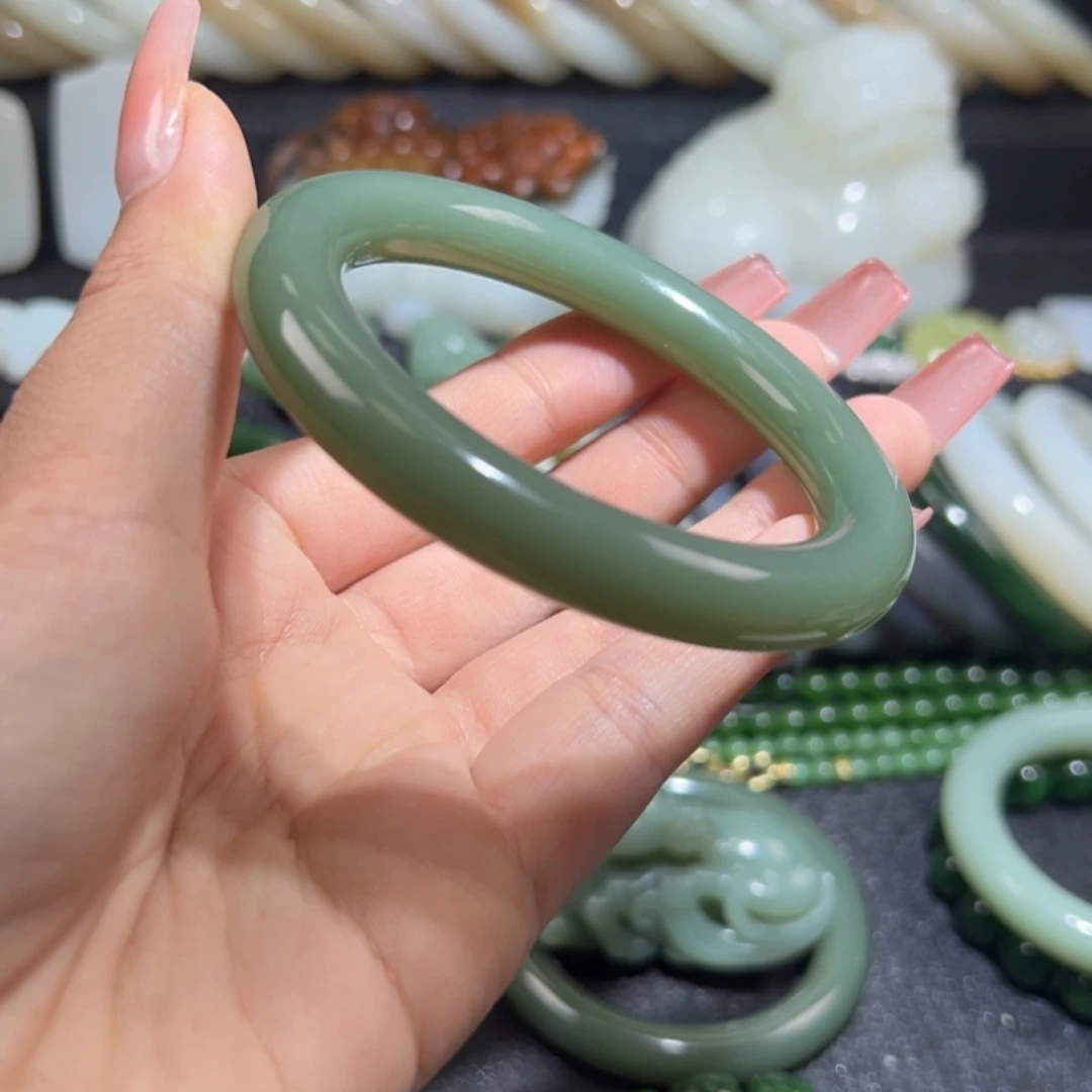 和田玉未镶嵌手镯