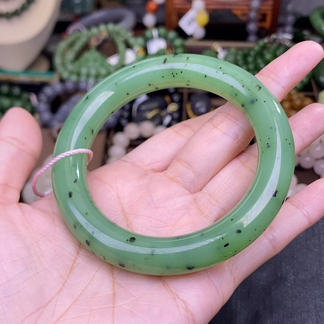 和田玉57 乌兰海猕猴桃苹果绿手镯脂膏级未镶嵌