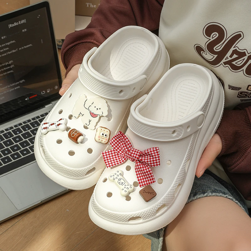 可爱洞洞鞋女款夏季外穿2025新款休闲沙滩防滑厚底踩屎感包头凉鞋