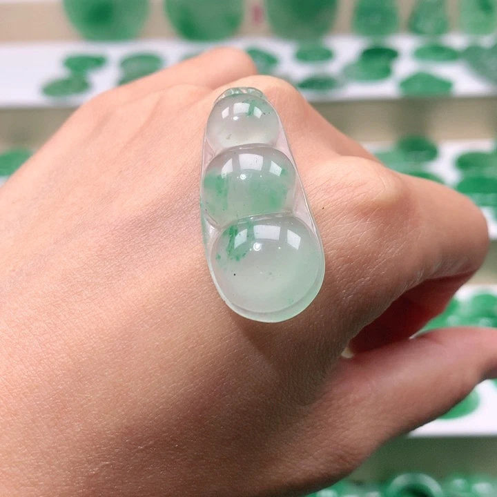 颈饰未镶嵌石英质玉