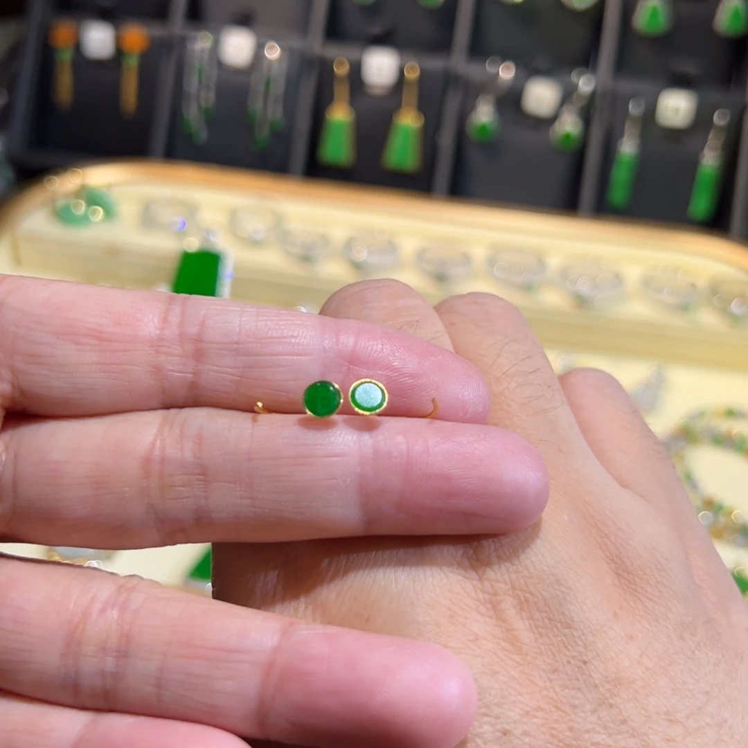 颈饰18K金镶嵌翡翠耳钉