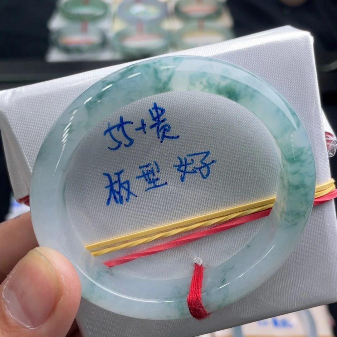翡翠手镯未镶嵌翡翠手镯