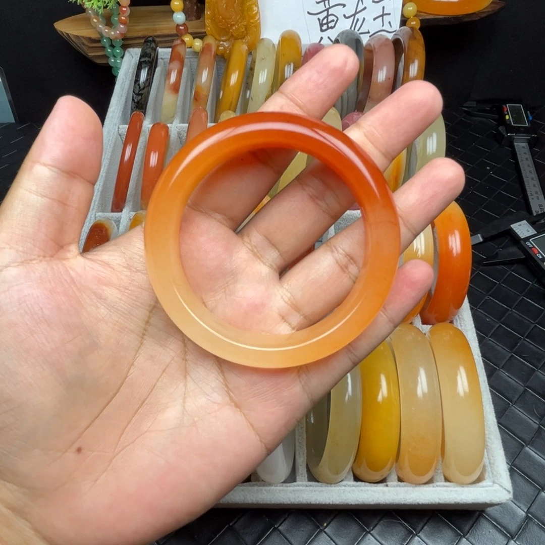 兰***荷石英质玉（黄龙玉）未镶嵌手镯