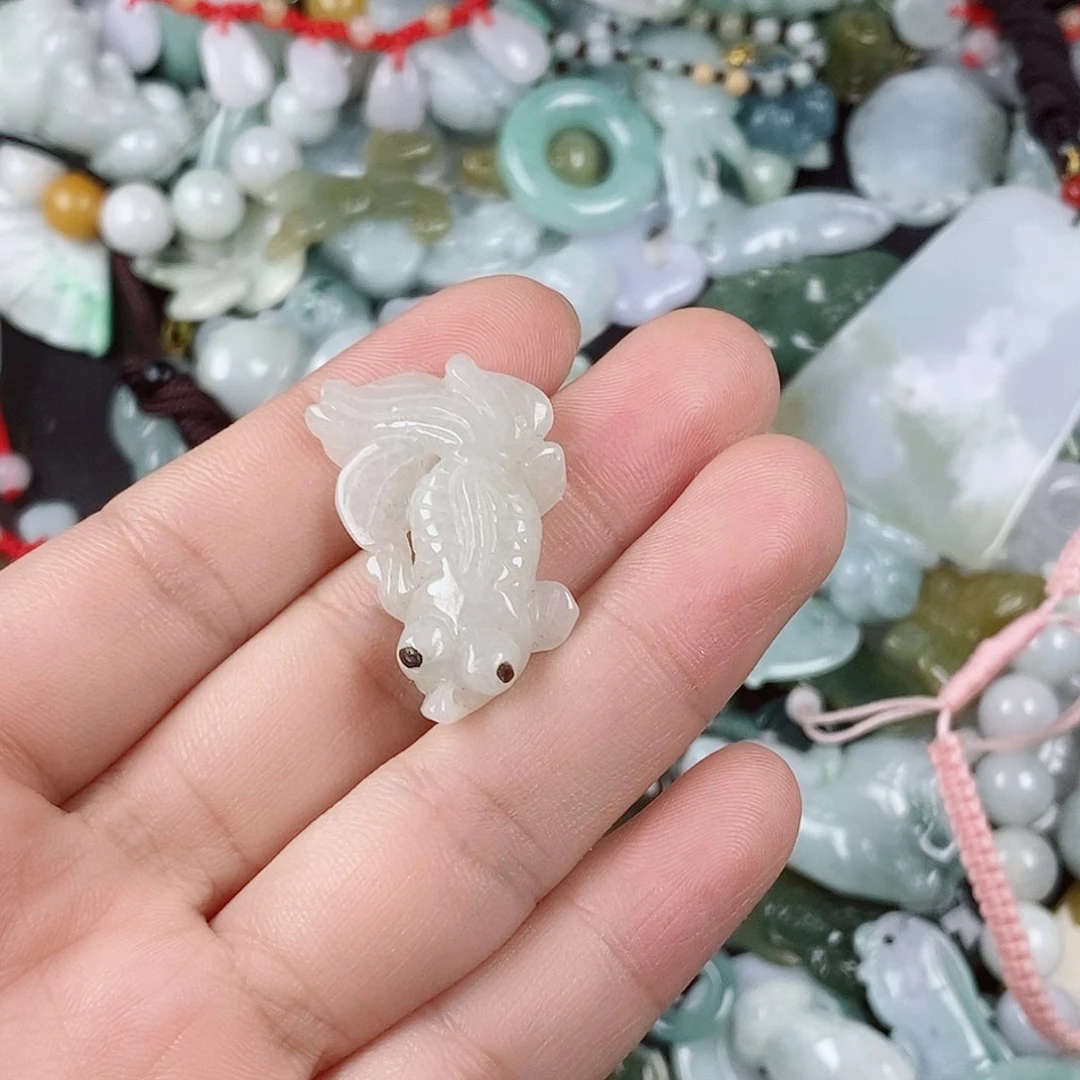 翡翠未镶嵌颈饰金鱼