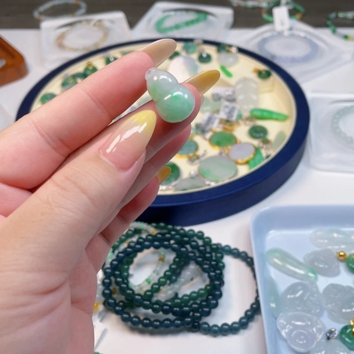 翡翠未镶嵌颈饰福瓜