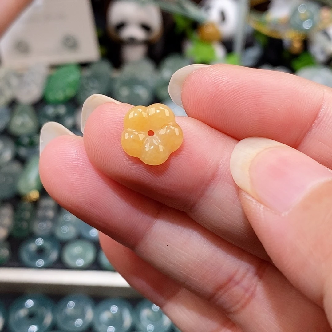 翡翠未镶嵌颈饰黄花